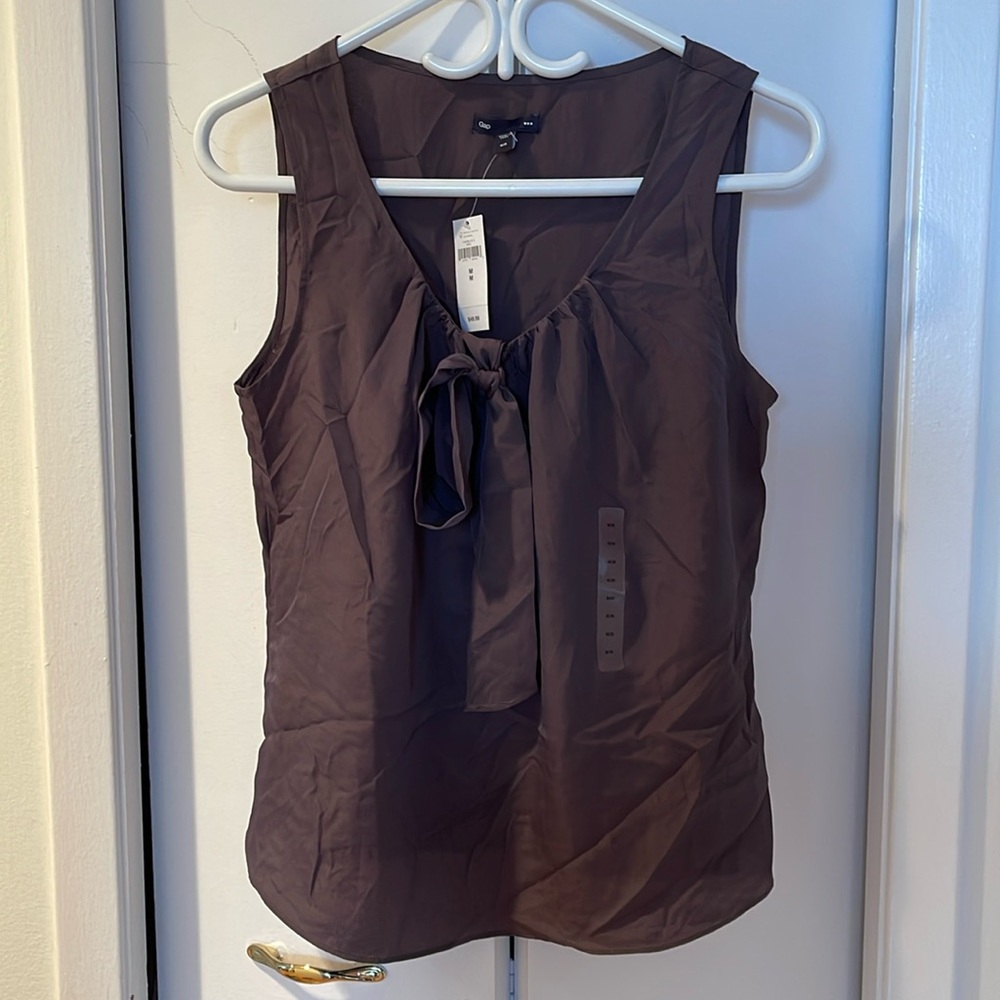 BNWT Sleeveless, grey Gap Blouse. M